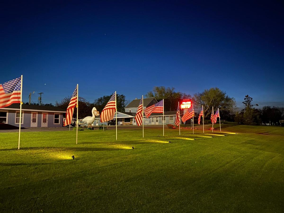 Pelican Motel Pelican Rapids Kültér fotó